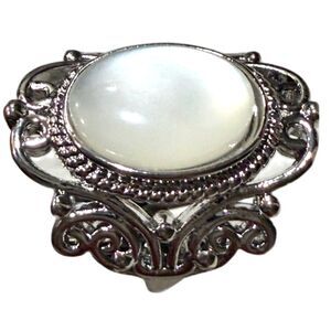 Silver Alloy Ring Size: 7.5